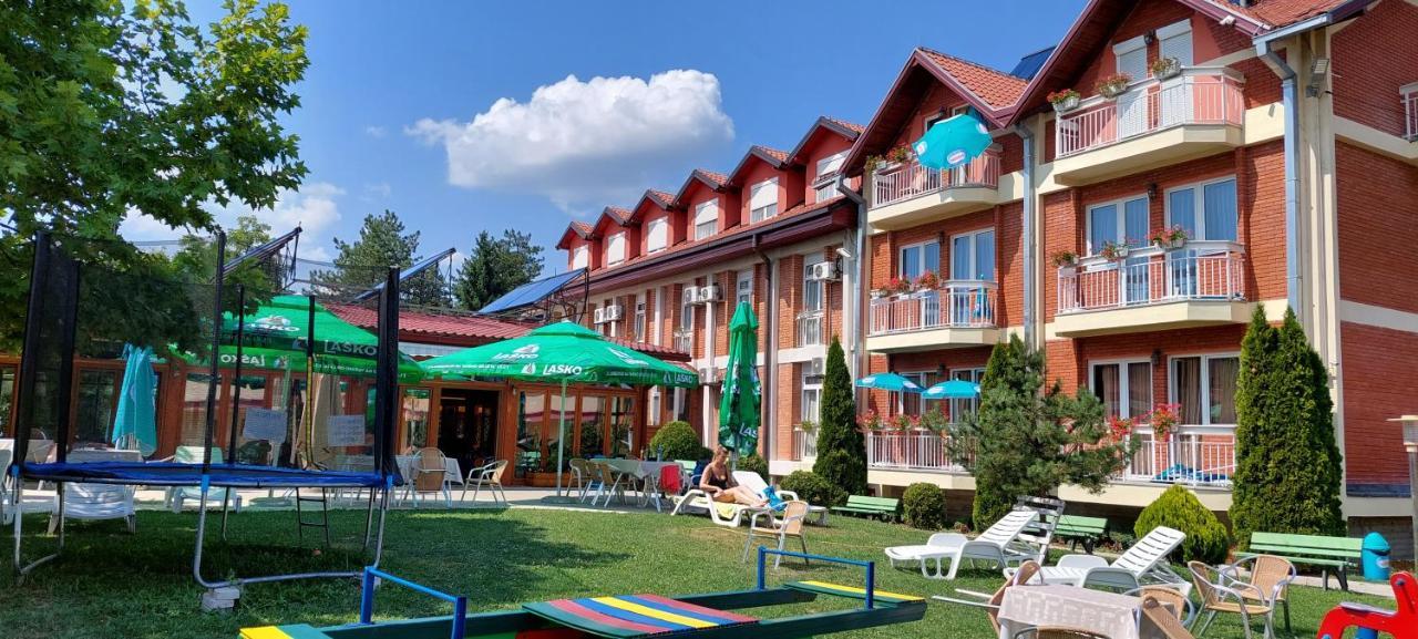 Hotel Ravni Gaj Knic Eksteriør billede