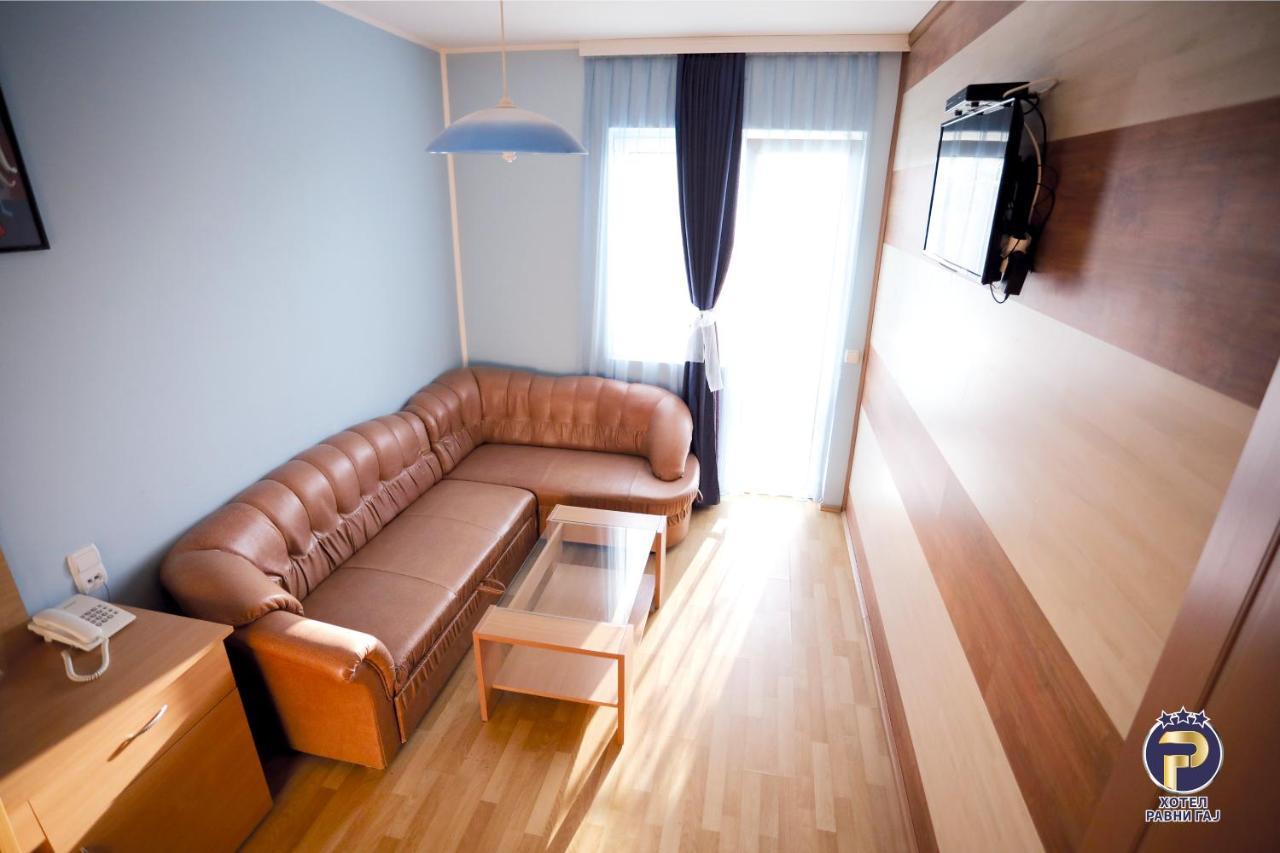 Hotel Ravni Gaj Knic Eksteriør billede